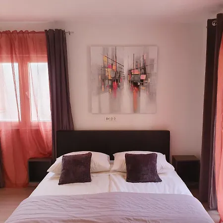 Dora Apartment *