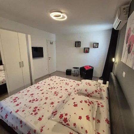 Dora Apartment *
