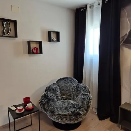 Dora Apartment *